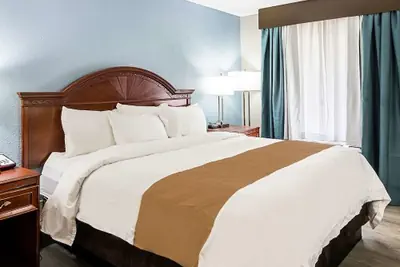 Photo 4 - Farragut Inn & Suites