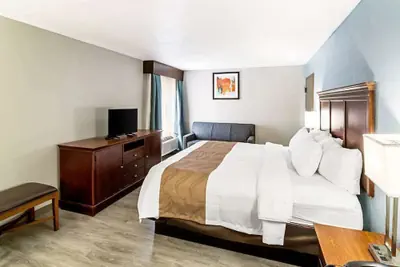 Photo 5 - Farragut Inn & Suites