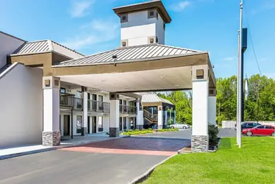 Photo 2 - Farragut Inn & Suites