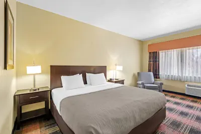 Photo 4 - Quality Inn & Suites Des Moines Airport