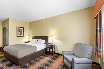 Photo 5 - Quality Inn & Suites Des Moines Airport