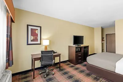 Photo 5 - Quality Inn & Suites Des Moines Airport