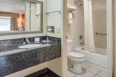 Photo 4 - Econo Lodge Inn & Suites Griffin North