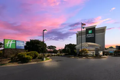 Photo 2 - Holiday Inn Express Hampton - Coliseum Central by IHG