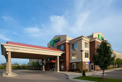 Photo 2 - Holiday Inn Express & Suites Detroit - Farmington Hills by IHG