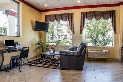 Photo 3 - Econo Lodge St George North - Near Pioneer Park