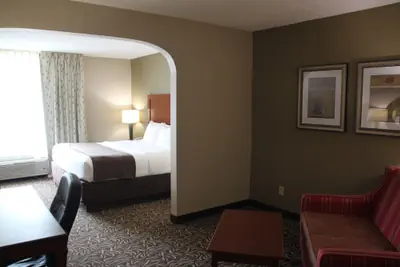 Photo 4 - Clarion Inn & Suites Cortland - University Area