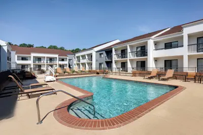 Photo 2 - Courtyard Atlanta Norcross / Peachtree Corners