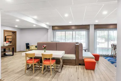 Photo 3 - Hampton Inn Knoxville - Airport