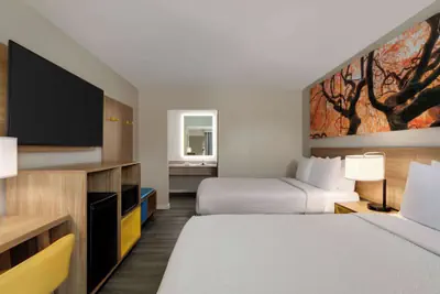 Photo 2 - Days Inn by Wyndham Emporia
