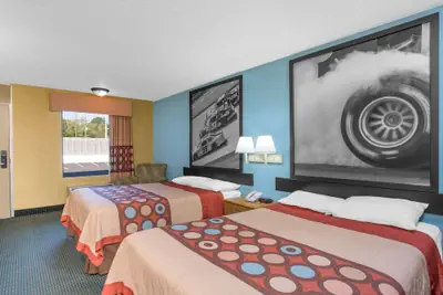 Photo 4 - Super 8 by Wyndham Dunn