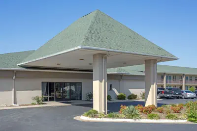 Photo 2 - Super 8 by Wyndham Dunn