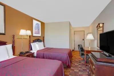 Photo 4 - Express Inn