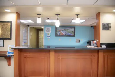 Photo 4 - Howard Johnson Hotel & Suites by Wyndham Allentown/Dorney