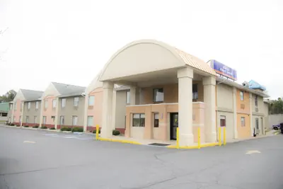 Photo 2 - Howard Johnson Hotel & Suites by Wyndham Allentown/Dorney
