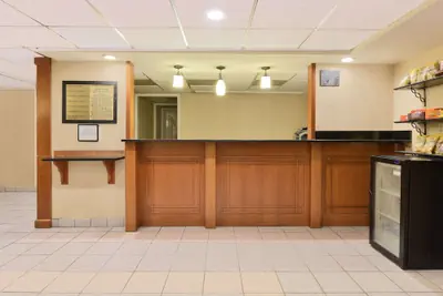 Photo 3 - Howard Johnson Hotel & Suites by Wyndham Allentown/Dorney