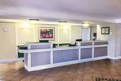 Photo 3 - La Quinta Inn by Wyndham Moline Airport