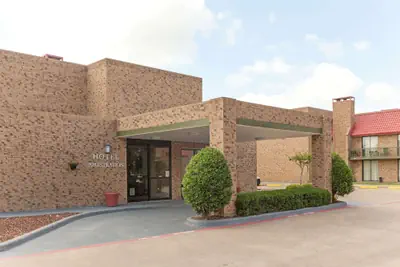 Photo 2 - Hawthorn Extended Stay by Wyndham Richardson