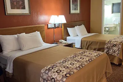 Photo 4 - Executive Inn