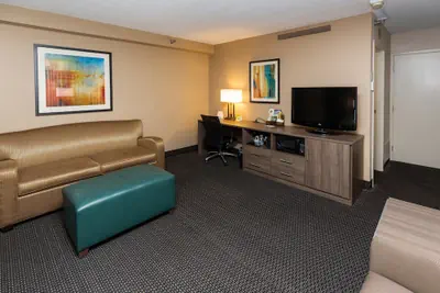Photo 4 - Holiday Inn Downtown - Mercy Area by IHG
