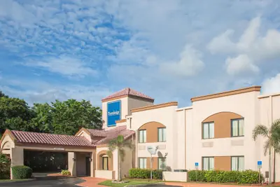 Photo 2 - Travelodge by Wyndham Fort Myers Airport