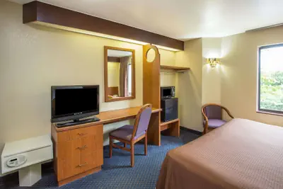 Photo 4 - Travelodge by Wyndham Fort Myers Airport