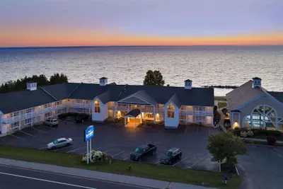 Photo 2 - Baymont by Wyndham St. Ignace Lakefront