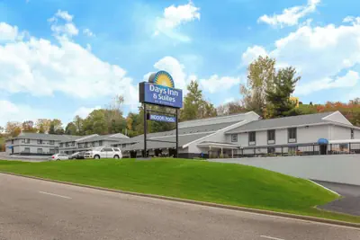 Photo 2 - Days Inn & Suites by Wyndham Wisconsin Dells
