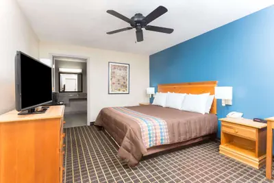Photo 5 - Days Inn by Wyndham Forest