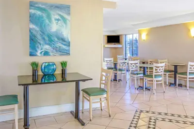 Photo 4 - Days Inn by Wyndham Reno
