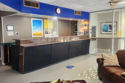 Photo 2 - Days Inn by Wyndham Washington