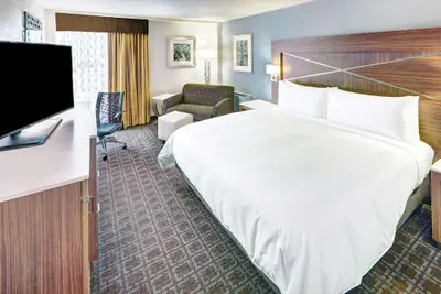 Photo 4 - DoubleTree by Hilton Milwaukee Downtown