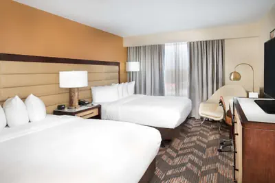 Photo 4 - DoubleTree by Hilton Hotel Lawrence