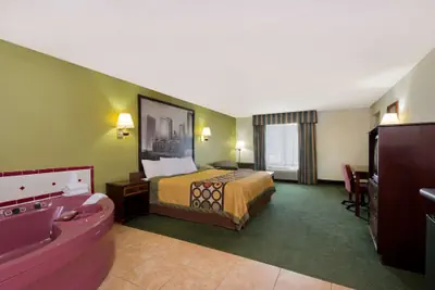 Photo 4 - Super 8 by Wyndham Huntersville/Charlotte Area