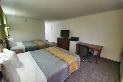 Photo 4 - Royal Inn