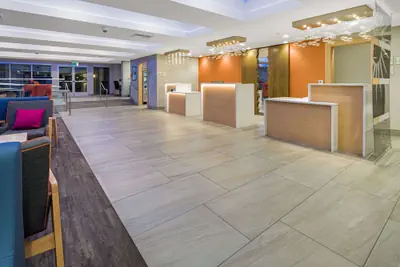Photo 5 - La Quinta Inn & Suites by Wyndham Orange County Airport