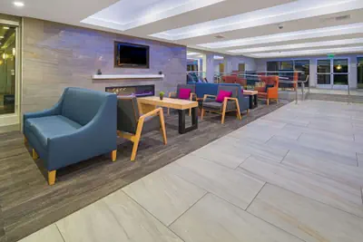 Photo 4 - La Quinta Inn & Suites by Wyndham Orange County Airport