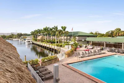 Photo 2 - Ramada by Wyndham Sarasota Waterfront