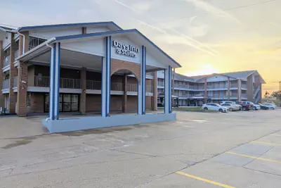 Photo 2 - Days Inn & Suites by Wyndham Bossier City LA / Shreveport