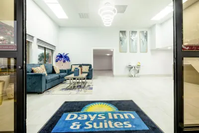 Photo 3 - Days Inn & Suites by Wyndham Bossier City LA / Shreveport