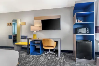 Photo 4 - Comfort Inn & Suites Madison - Airport