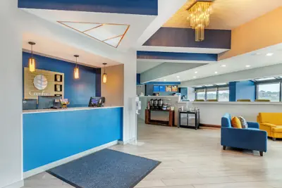 Photo 2 - Comfort Inn & Suites Madison - Airport