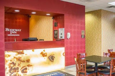 Photo 5 - Rodeway Inn Macarthur Airport