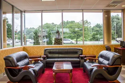 Photo 3 - Rodeway Inn Macarthur Airport