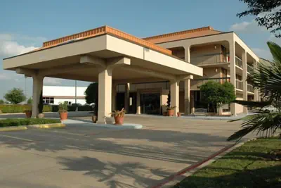 Photo 2 - Executive Inn