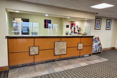 Photo 3 - Executive Inn