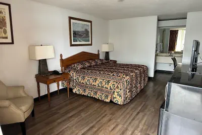 Photo 5 - Executive Inn