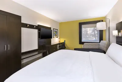 Photo 5 - Holiday Inn Express Detroit-Warren by IHG