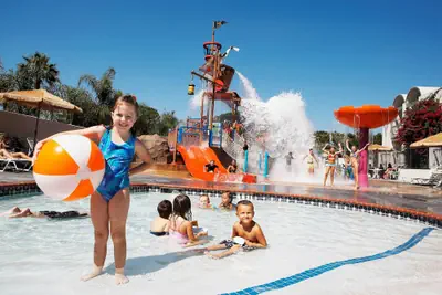 Photo 2 - Howard Johnson by Wyndham Anaheim Hotel and Water Playground
