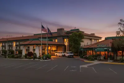 Photo 2 - Rogue Regency Inn Medford Airport